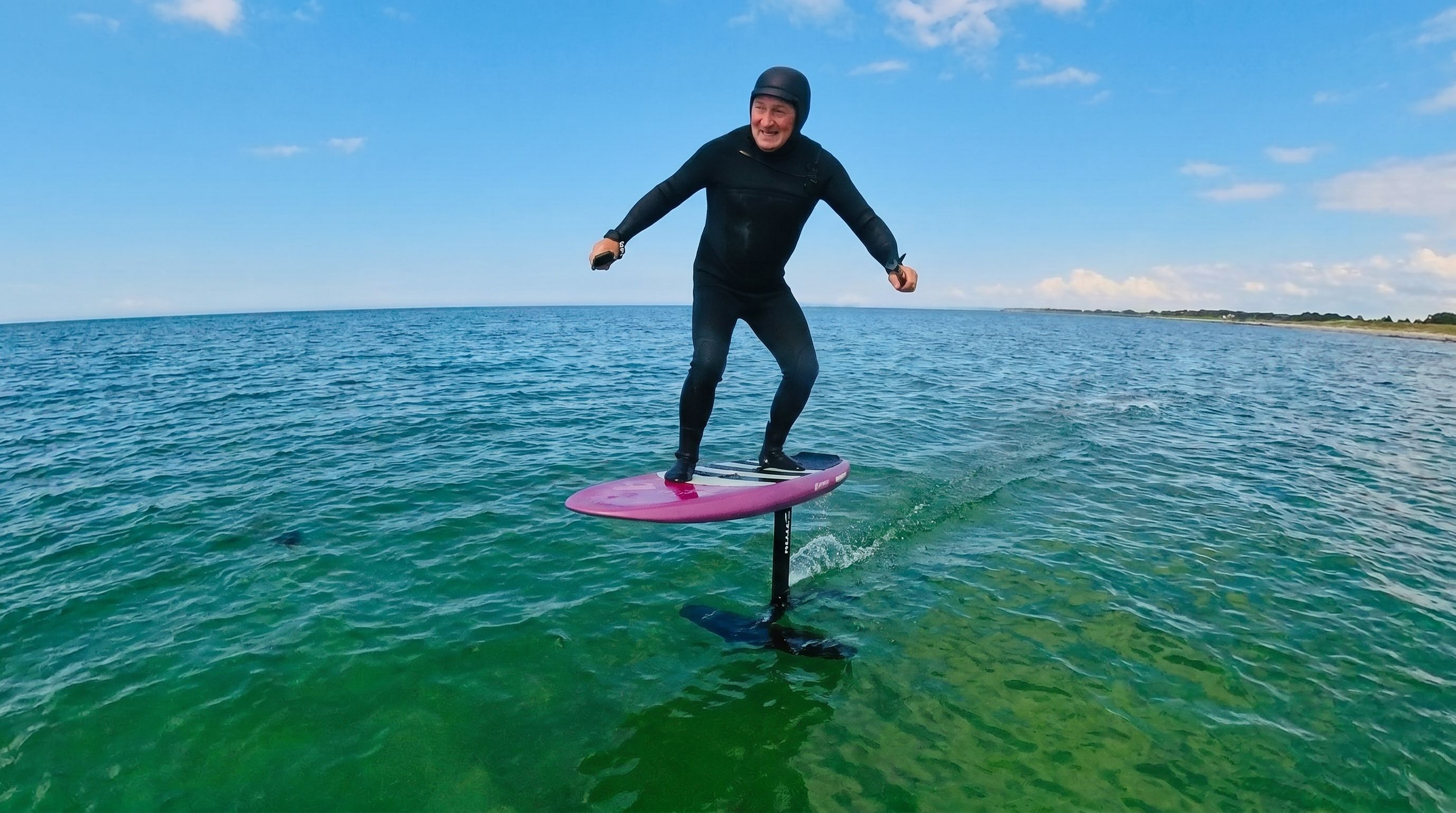 Wolfgang auf dem E-Foil über der Ostsee